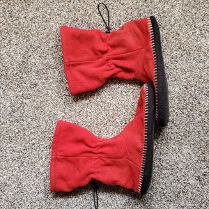 Women's dearfoam slippers. Size L fits women to size 10 in red.